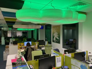 oficina con una nube acústica a-cloud verde instalada