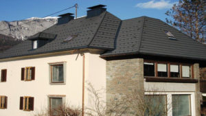 casa con un tejado estilo evertile negro