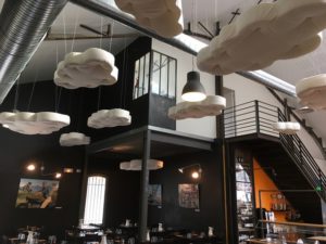 cafetería con nubes acústicas a-cloud colgando del techo