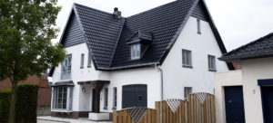 casa con un tejado estilo everglaze